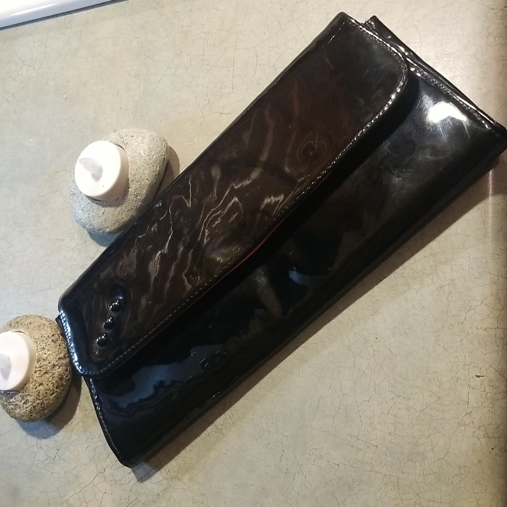 VTG 1950s PATENT LEATHER CLUTCH WITH 3 BUTTONS ON DIAGONAL &APRICOT SATIN LINING